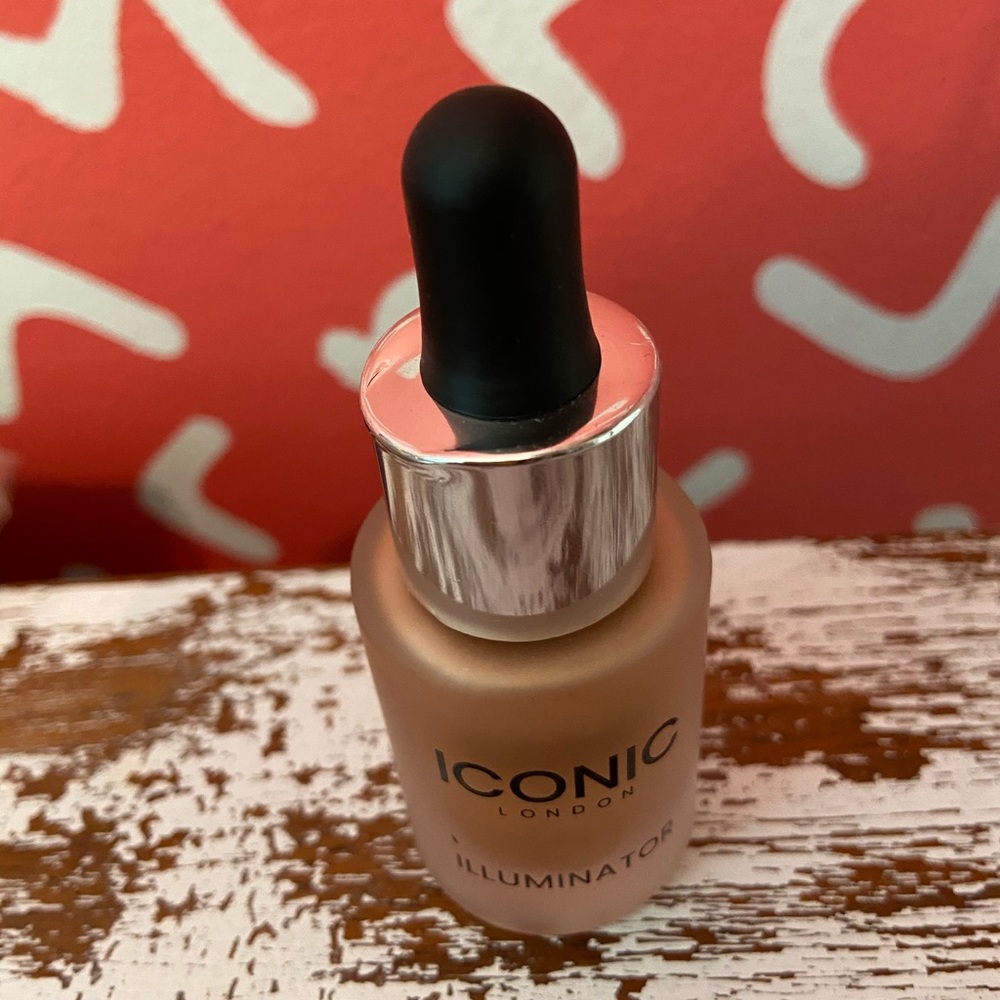 Iconic London Highlighter in “Blush”